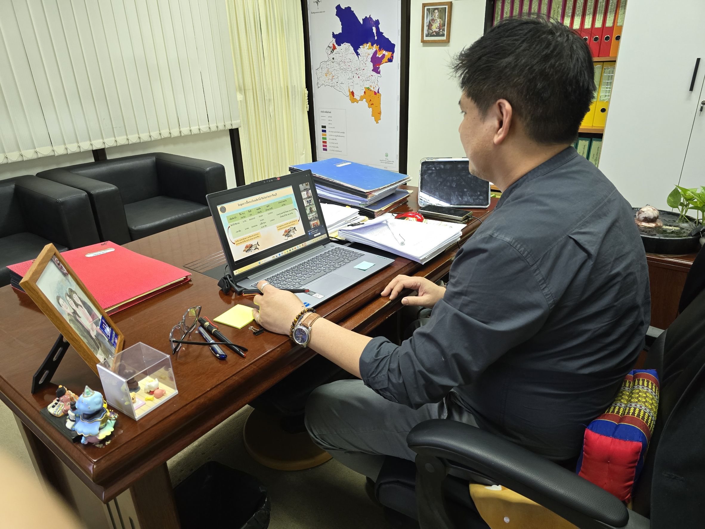 title - วันที่ 23 เมษายน 2569 เวลา 13.30 น. นายวิทูล ประดิษฐบุญ ปฏิรูปที่ดินจังหวัดปราจีนบุรี  พร้อมด้วย นางสาวปาริชาติ ศรีปราชญ์ ผู้อำนวยการกลุ่มยุทธศาสตร์และการปฏิรูปที่ดิน เข้าร่วมการประชุม คณะกรรมการขับเคลื่อนงานด้านการเกษตรจังหวัดปราจีนบุรี ครั้งที่ 1/2569